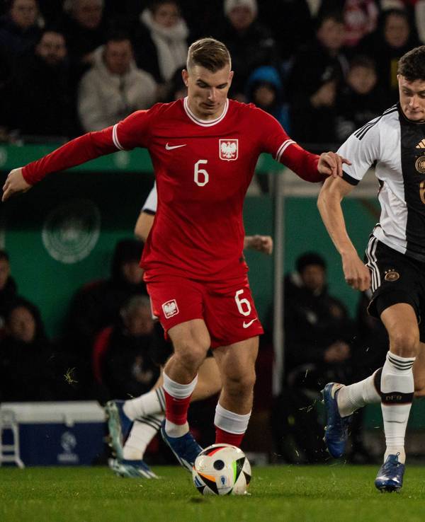 U21-Kapitän Eric Martel (l.) und Mateusz Legwoski im Zweikampf.