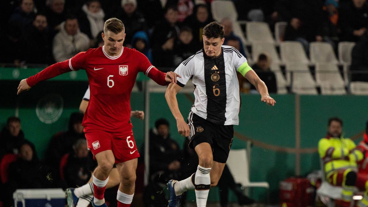 U21-Kapitän Eric Martel (l.) und Mateusz Legwoski im Zweikampf.