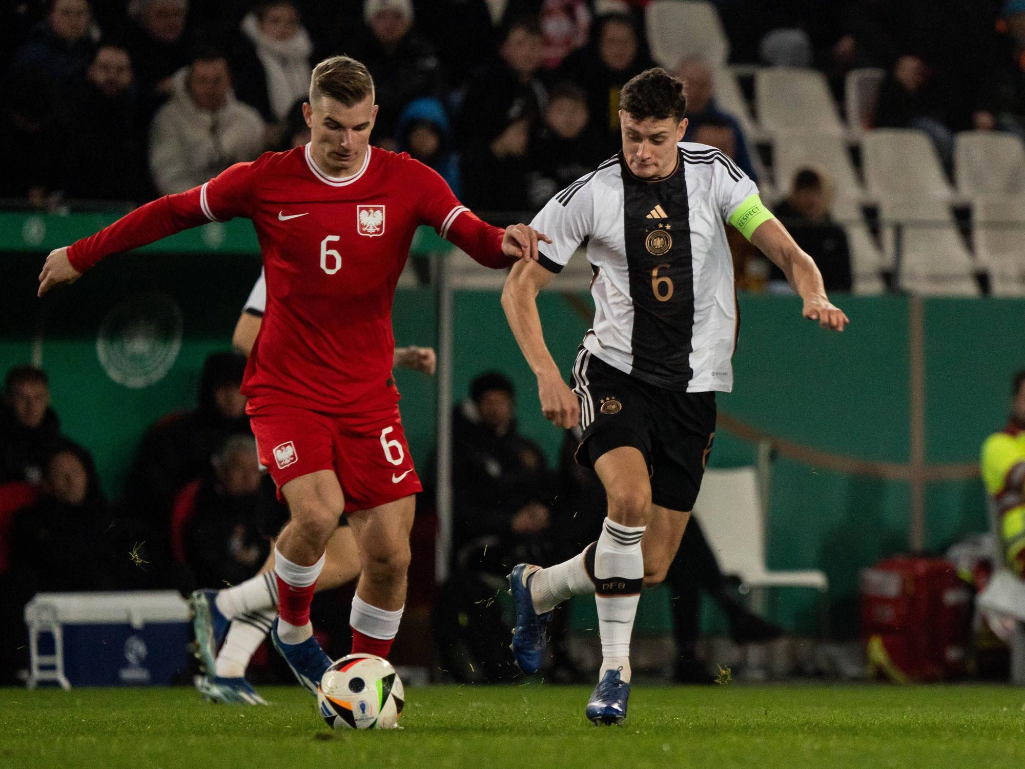 U21-Kapitän Eric Martel (l.) und Mateusz Legwoski im Zweikampf.