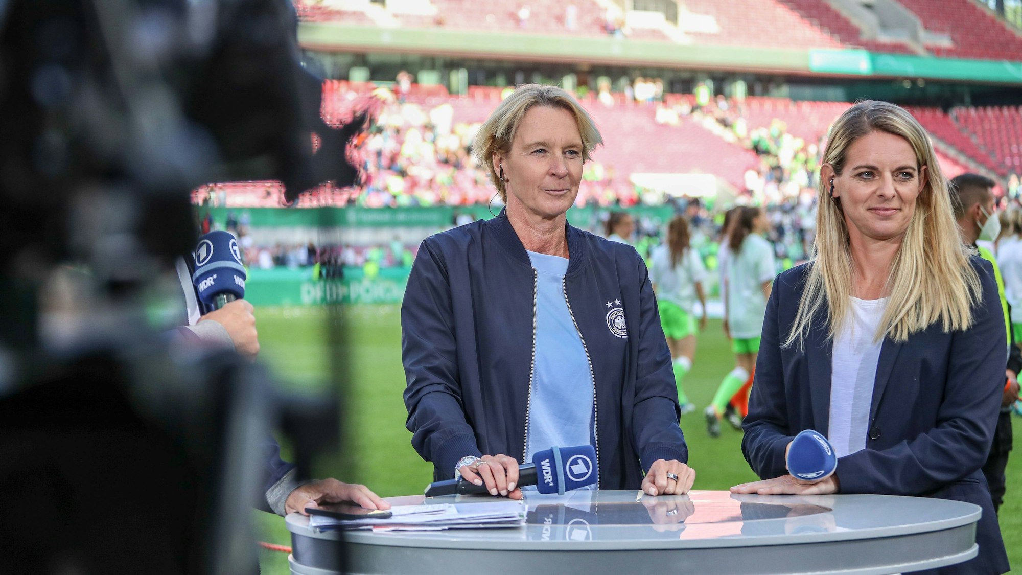 Martina Voss-Tecklenburg im Interview mit ARD-Expertin Nia Künzer.