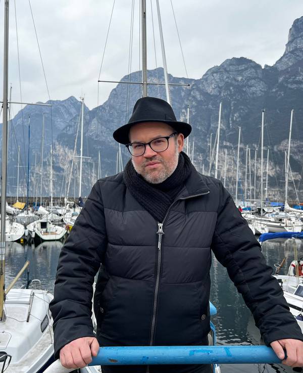Björn Heuser steht am Gardasee.