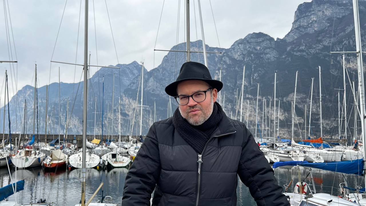 Björn Heuser steht am Gardasee.