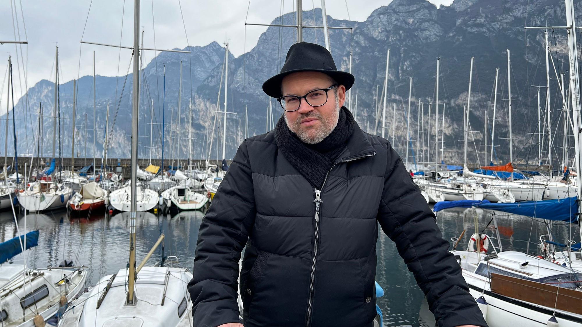 Björn Heuser steht am Gardasee.