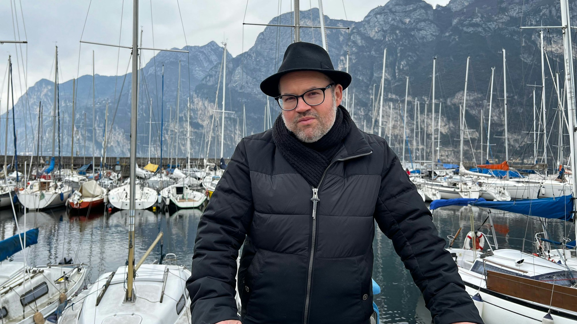 Björn Heuser steht am Gardasee.