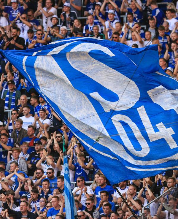 Eine große Schalke-Fahne weht im Fanblock.