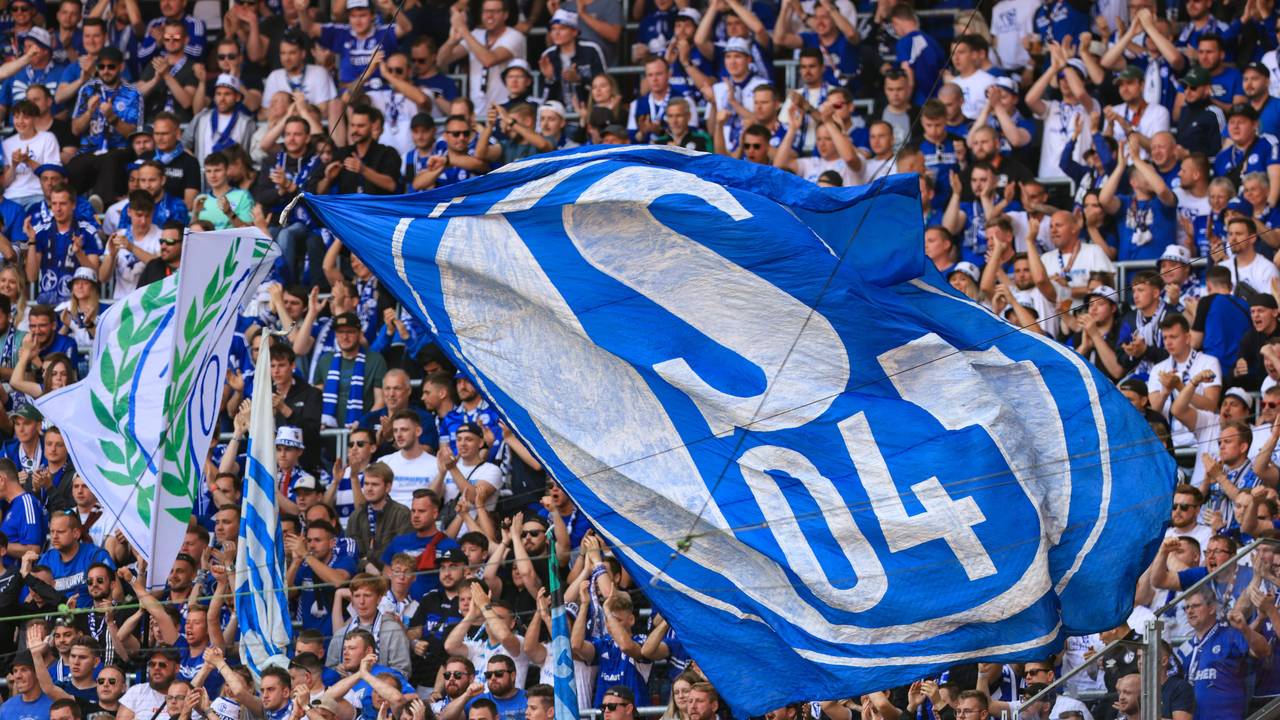 Eine große Schalke-Fahne weht im Fanblock.