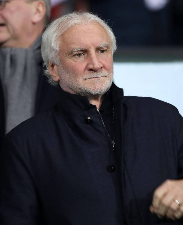 Rudi Völler steht in Wien auf der Tribüne.