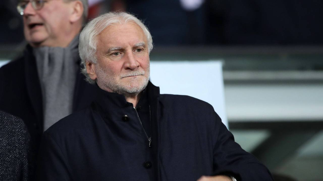 Rudi Völler steht in Wien auf der Tribüne.