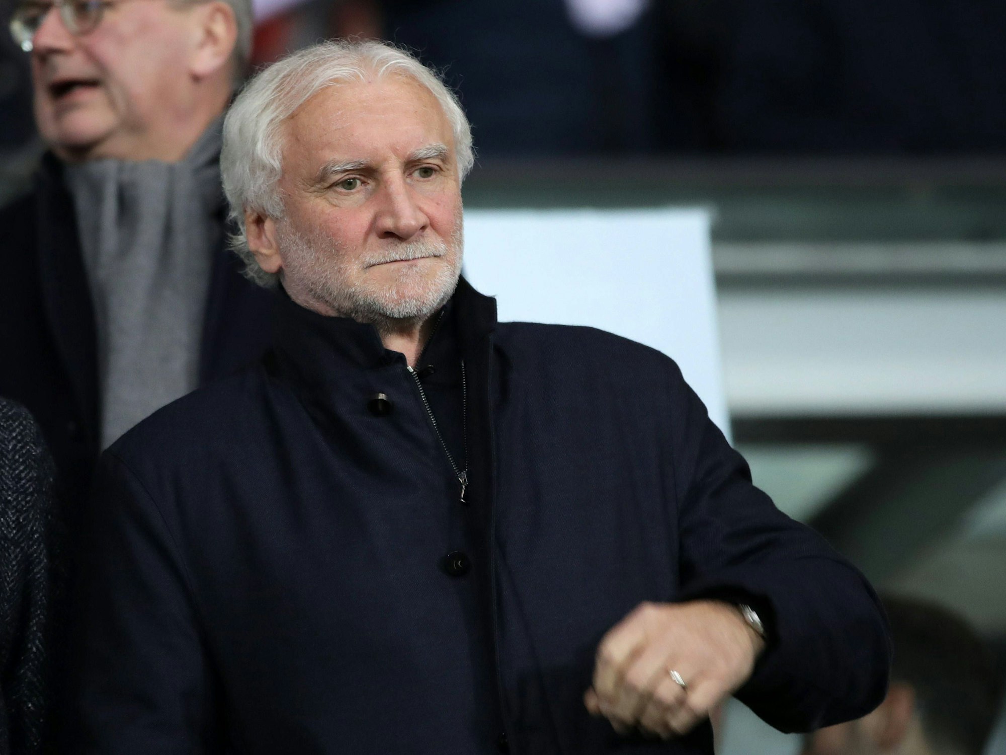 Rudi Völler steht in Wien auf der Tribüne.