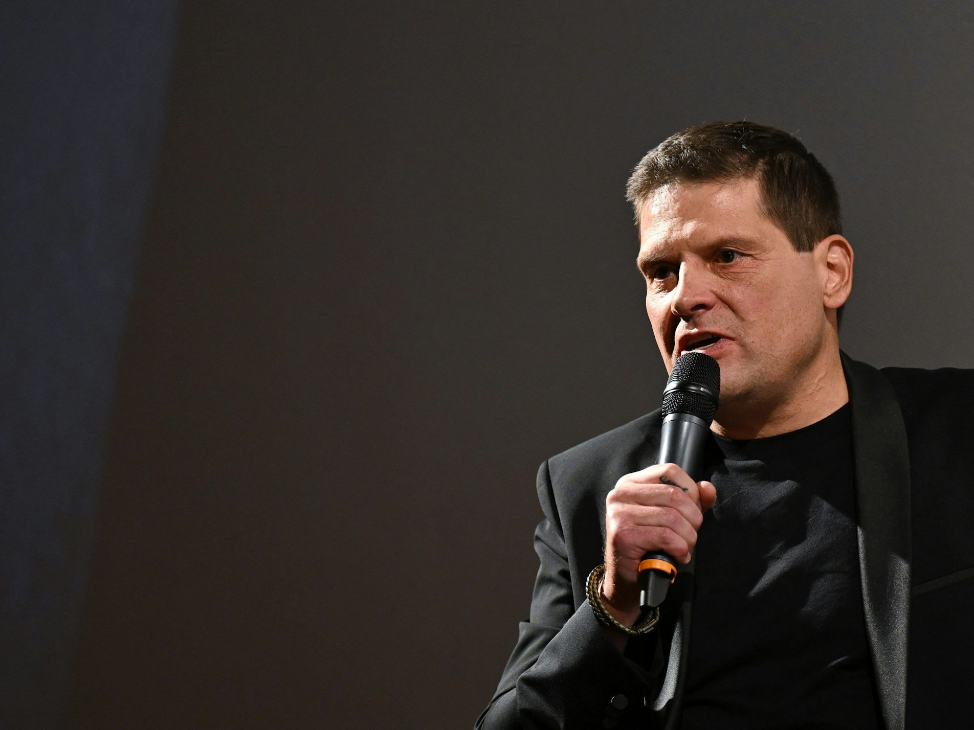 Der ehemalige Radprofi Jan Ullrich spricht nach der Vorstellung seiner Dokumentation ·Jan Ullrich - Der Gejagte· im Filmtheater Sendlinger Tor auf der Bühne.