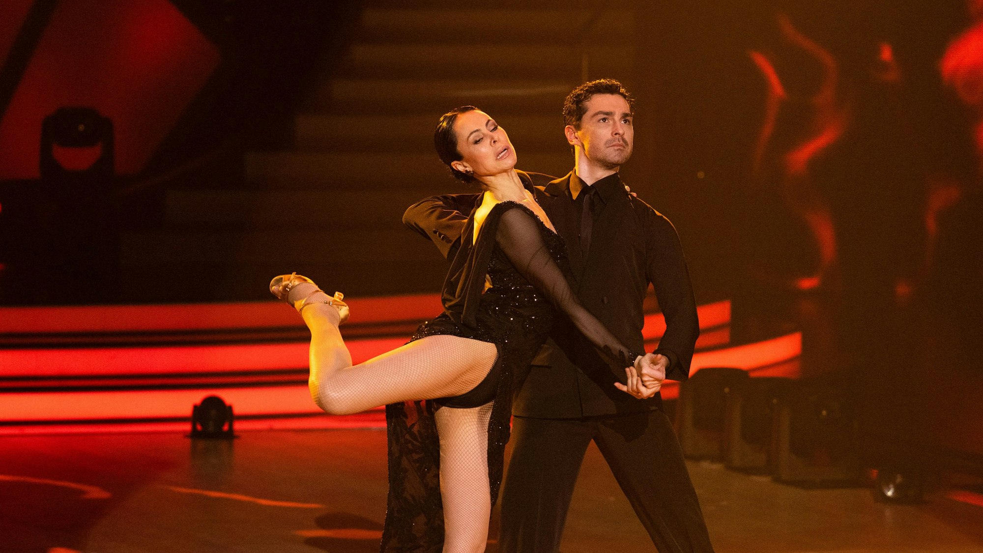 Natalia Yegorova, Sängerin, und Andrzej Cibis, Profitänzer, tanzen in der RTL-Tanzshow „Let's Dance“ im Coloneum.
