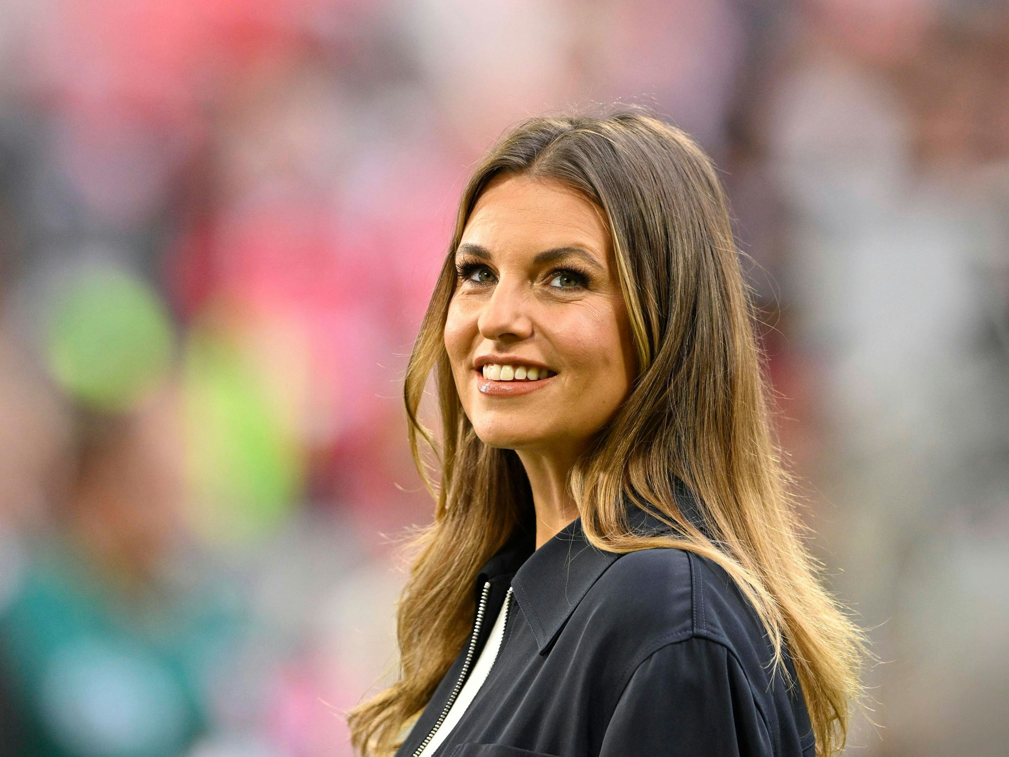 Laura Wontorra lächelt im Stadion.