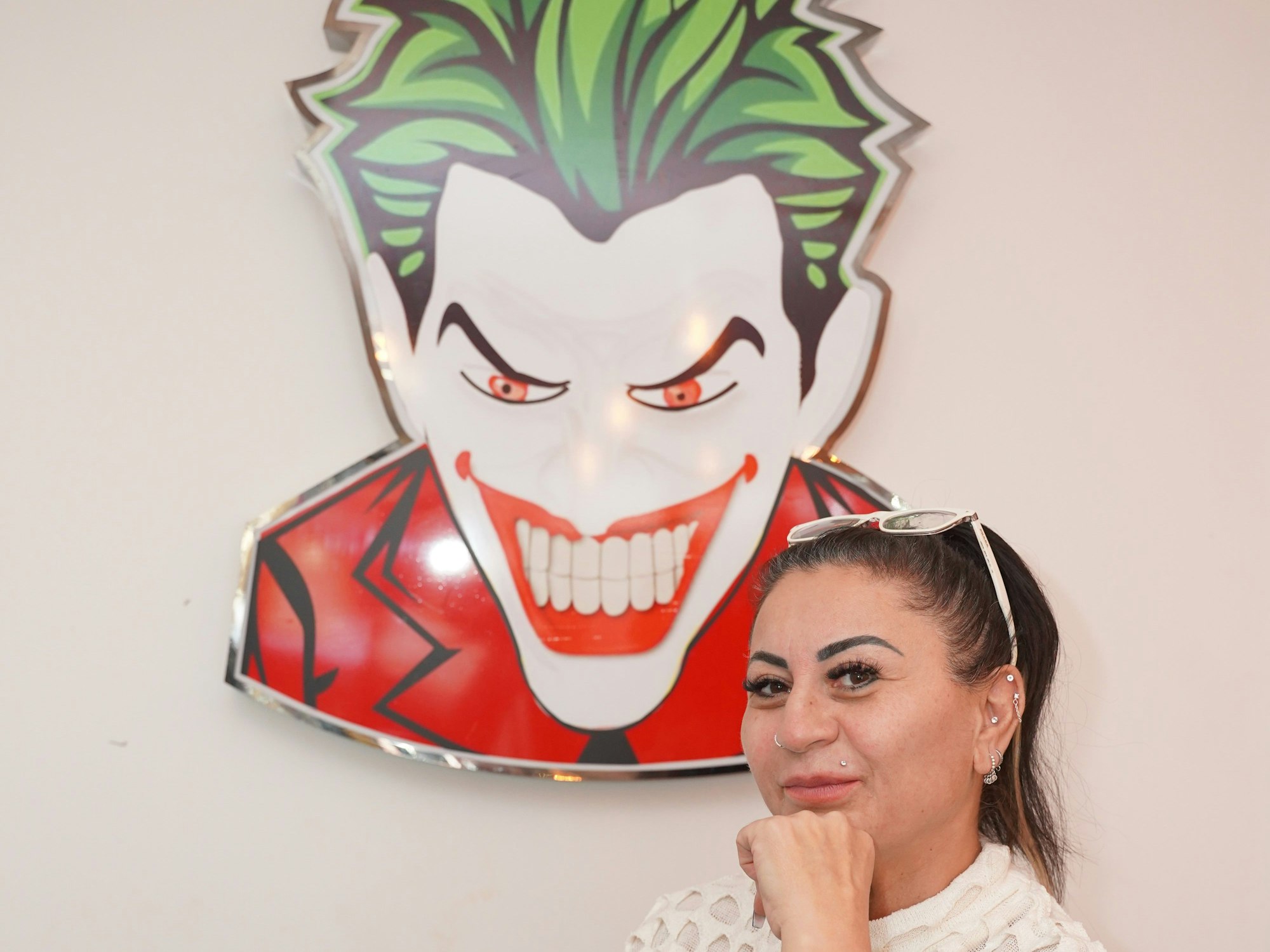 Chili-Cheese-Chefin Fatma Ilhan posiert vor dem Logo ihres Döner-Ladens.