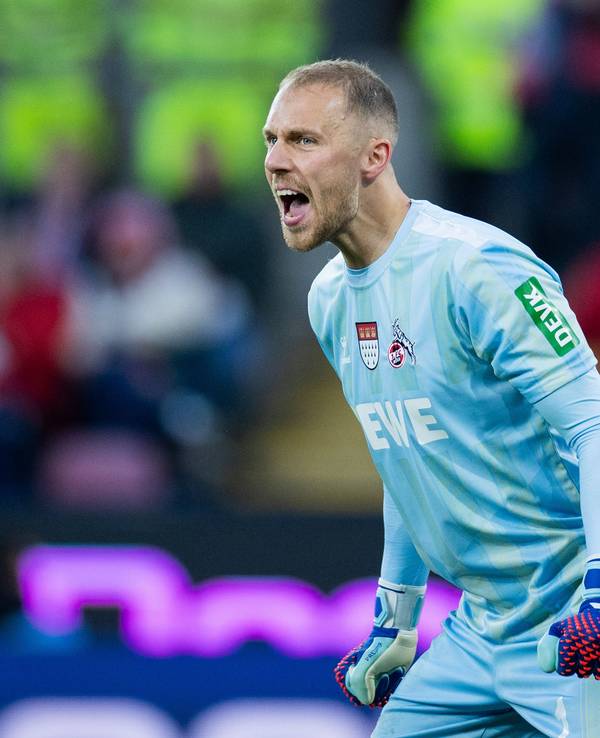Kölns Torwart Marvin Schwäbe schreit in Richtung seiner Vorderleute.