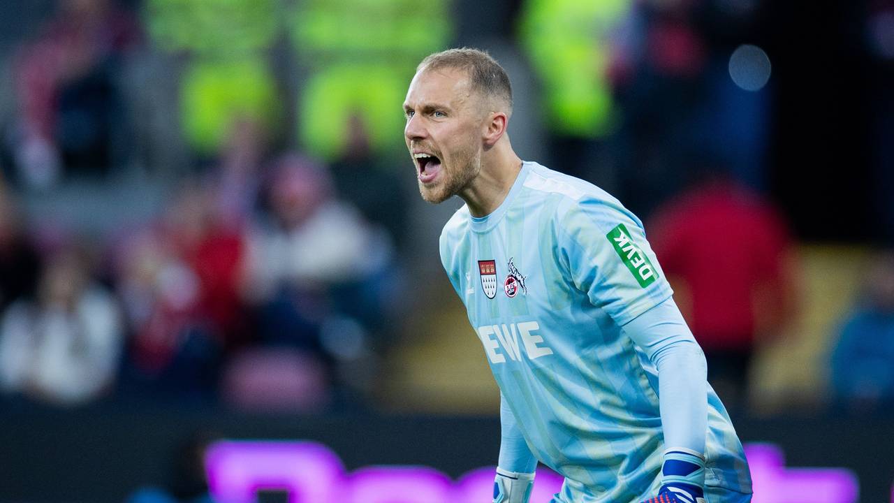 Kölns Torwart Marvin Schwäbe schreit in Richtung seiner Vorderleute.