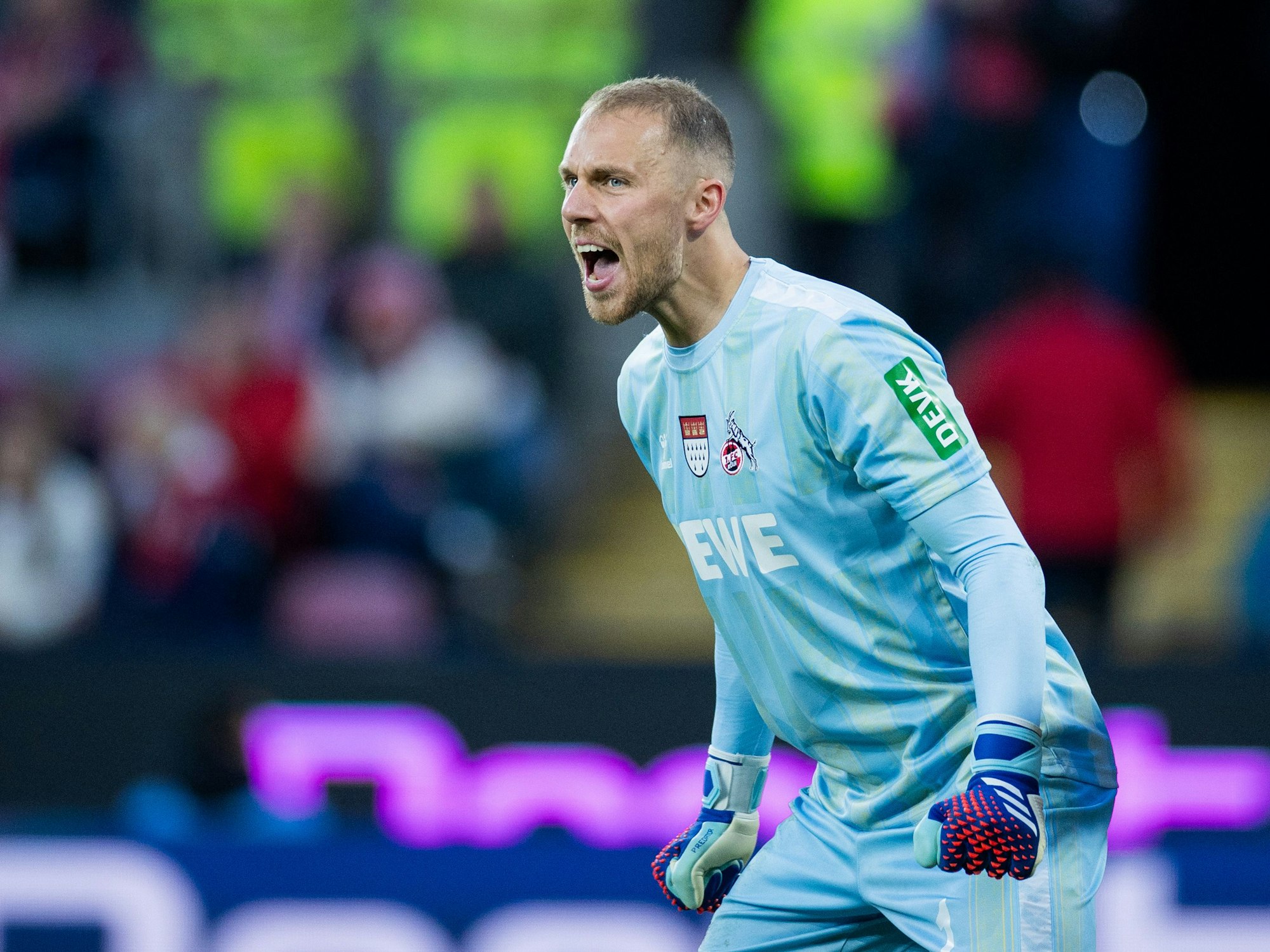 Kölns Torwart Marvin Schwäbe schreit in Richtung seiner Vorderleute.