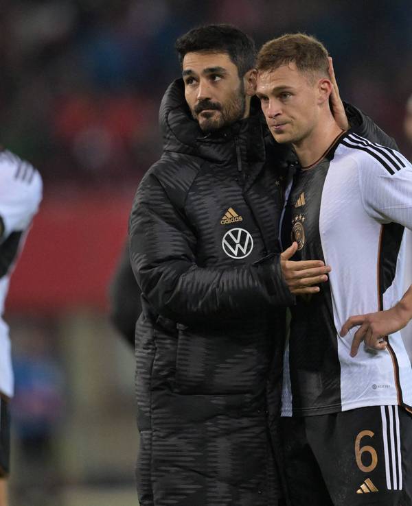 Joshua Kimmich und Ilkay Gündogan stehen auf dem Platz.