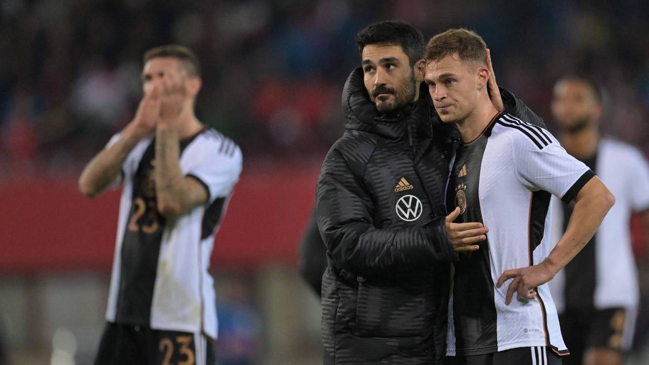 Joshua Kimmich und Ilkay Gündogan stehen auf dem Platz.