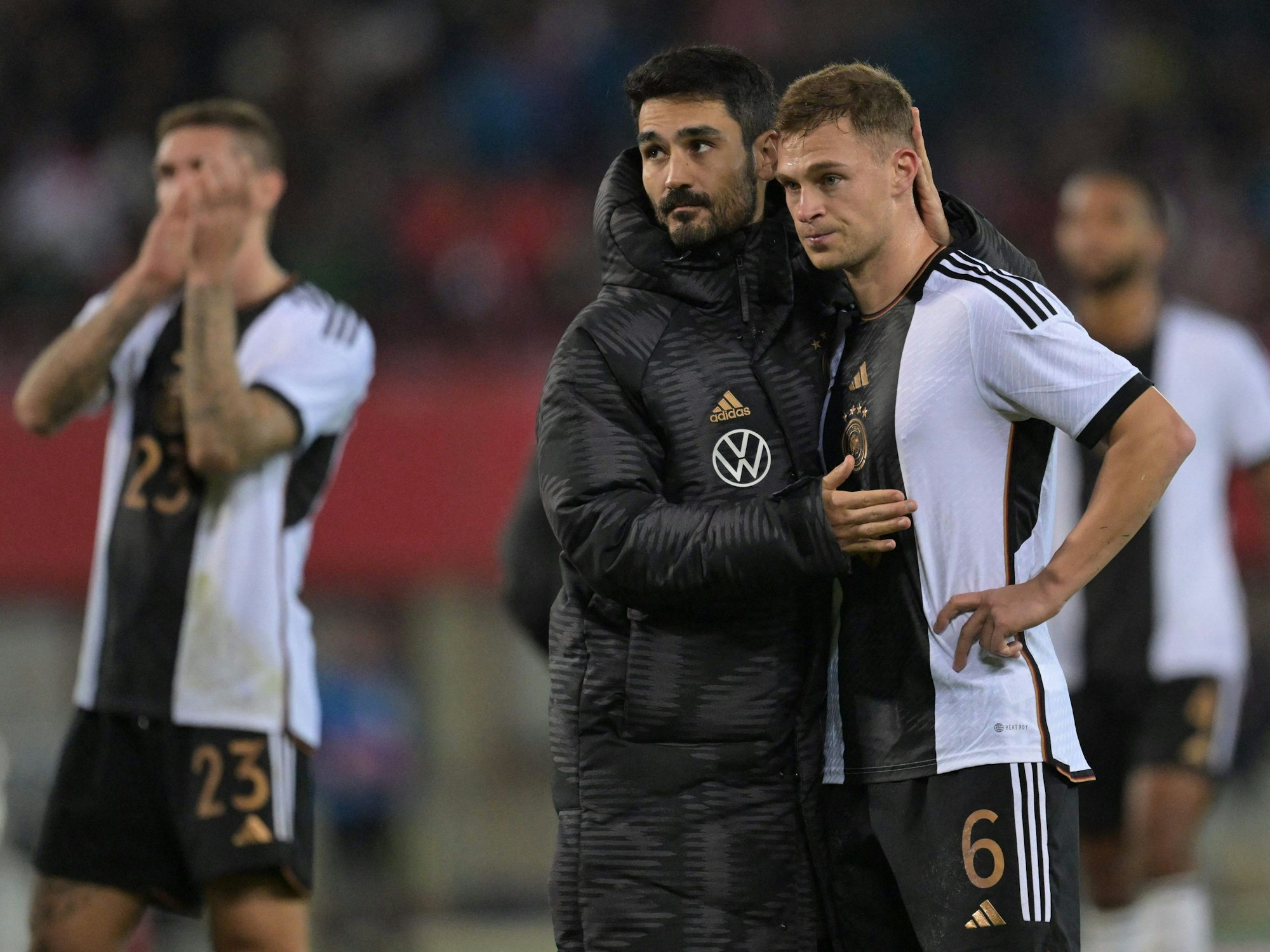 Joshua Kimmich und Ilkay Gündogan stehen auf dem Platz.