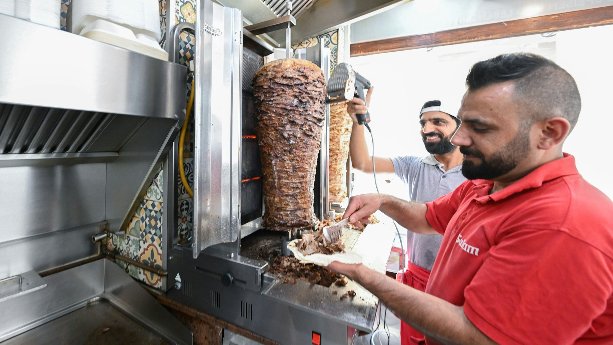 massiv gestiegen.Blick auf einen Döner-Grill in Tübingen (2022).