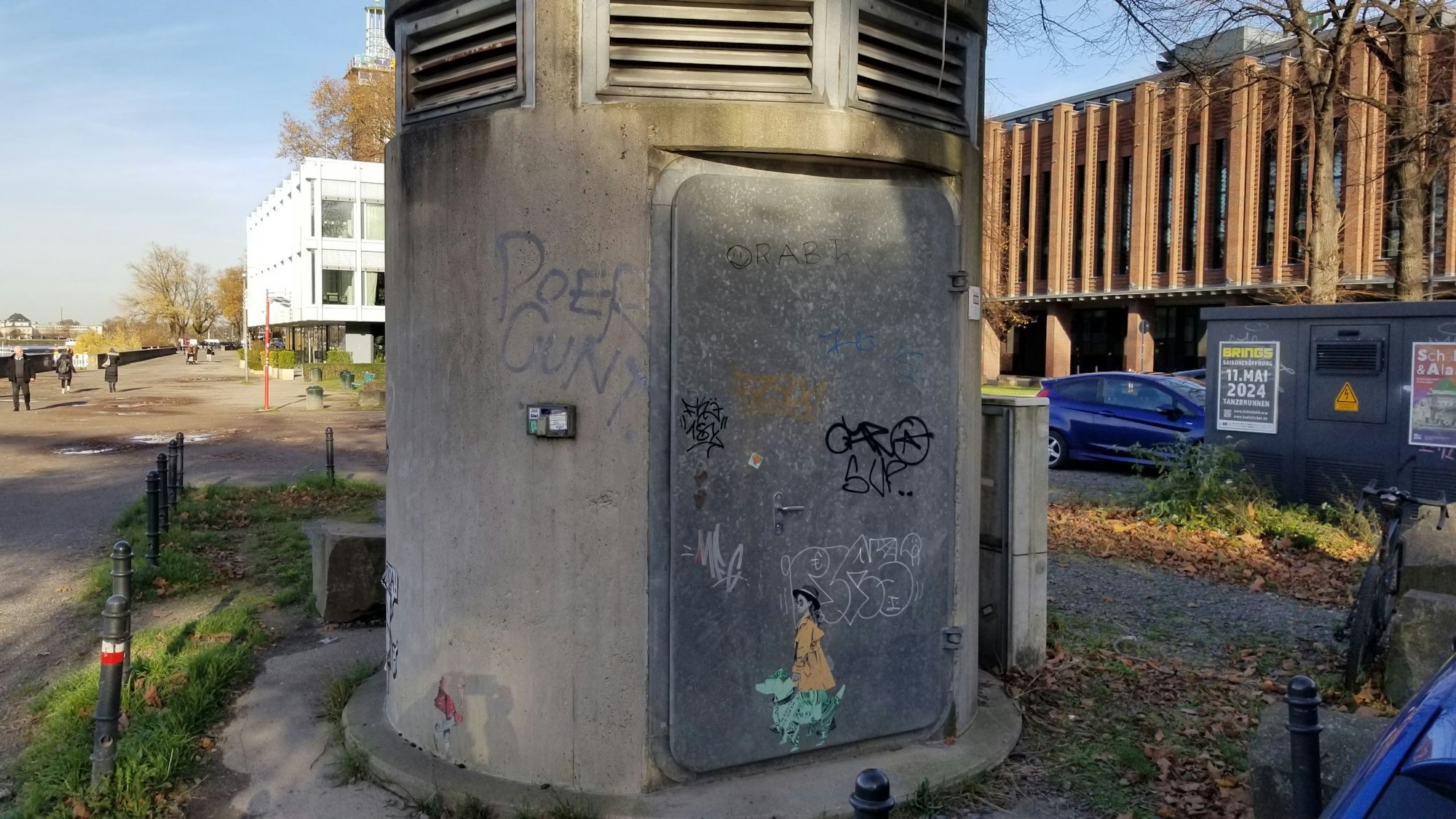 Das Foto zeigt eine Stahltür und den Eingang zum Fernwärmetunnel, der unter dem Rhein verläuft.