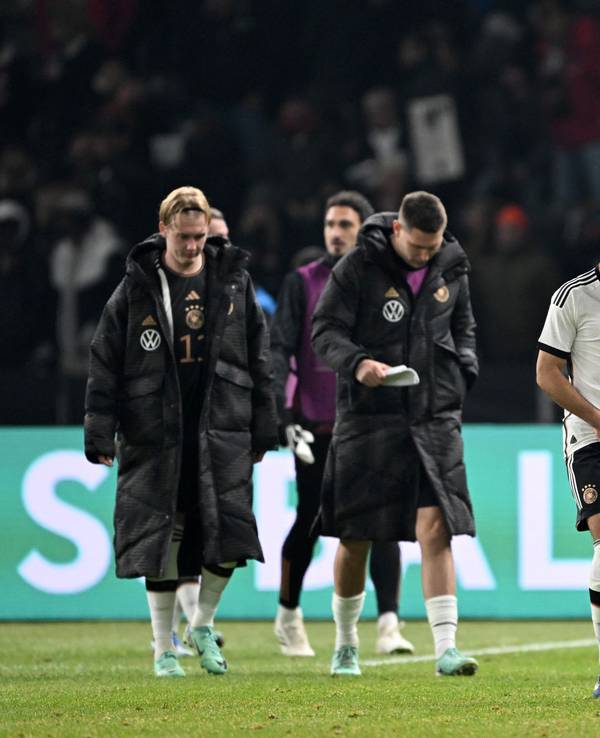 Antonio Rüdiger und Ilkay Gündogan, Niklas Süle, Mats Hummels und Julian Brand (v.r.) laufen mit hängenden Köpfen über den Platz.