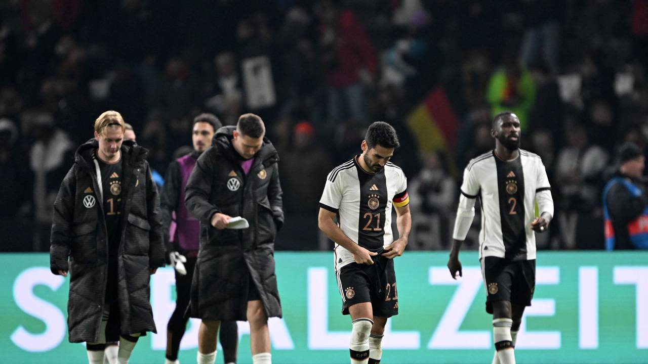 Antonio Rüdiger und Ilkay Gündogan, Niklas Süle, Mats Hummels und Julian Brand (v.r.) laufen mit hängenden Köpfen über den Platz.