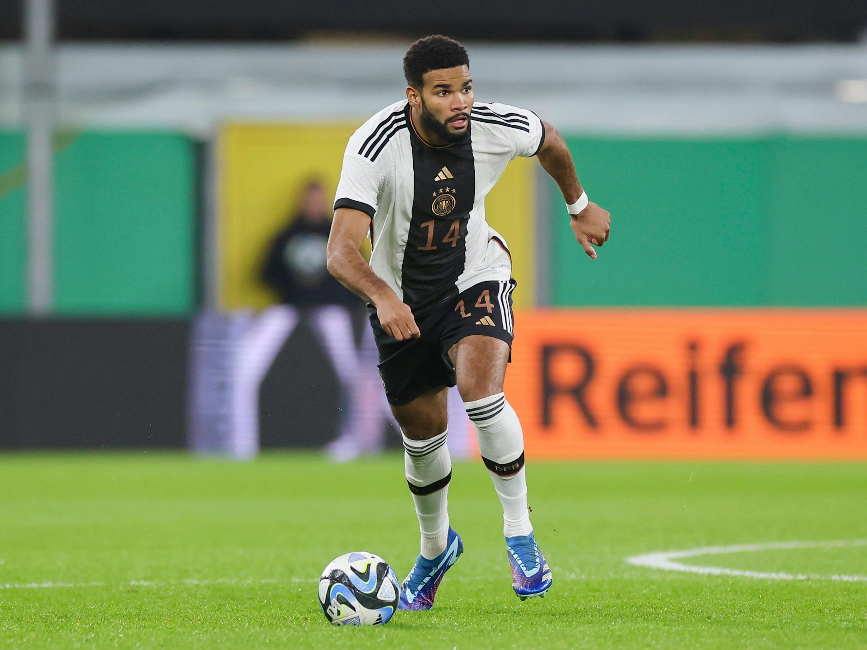 Deutschlands U21-Nationalspieler Jamil Siebert führt den Ball.