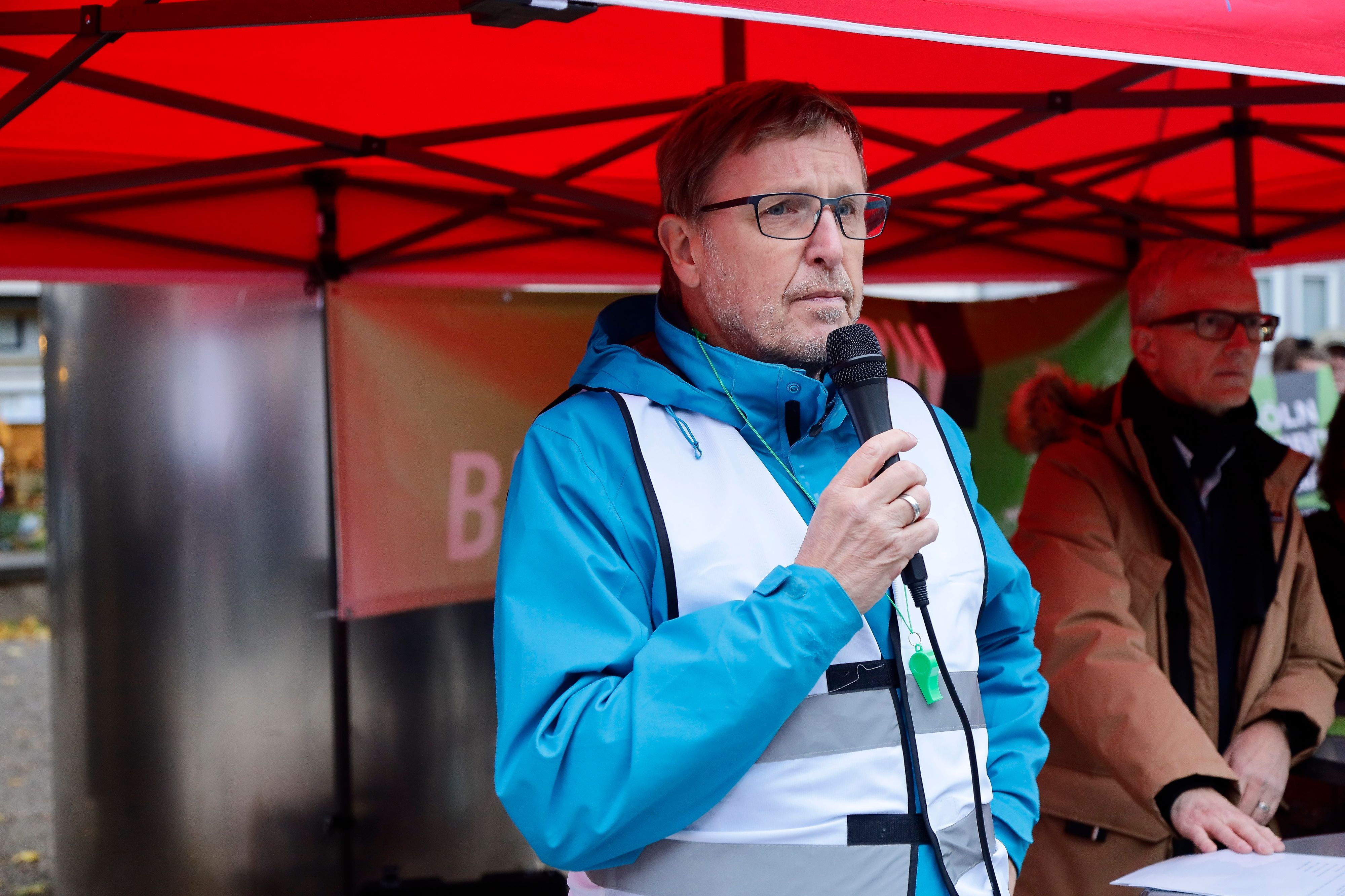 Peter Krücker, Sprecher der Arbeitsgemeinschaft der Spitzenverbände der freien Wohlfahrt, spricht bei einer Kundgebung.