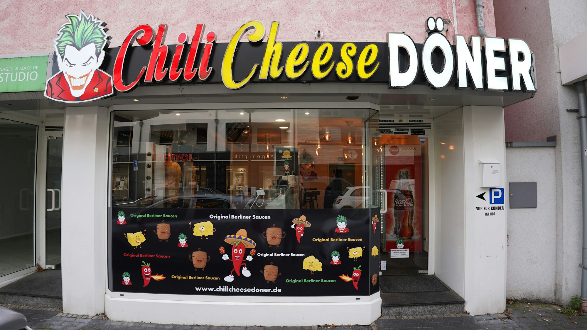 Fatma Ilhan betreibt den Chili Cheese Döner in Kerpen. Sie befindet sich im Rechtsstreig mit DC Comics. Grund ist das Logo.