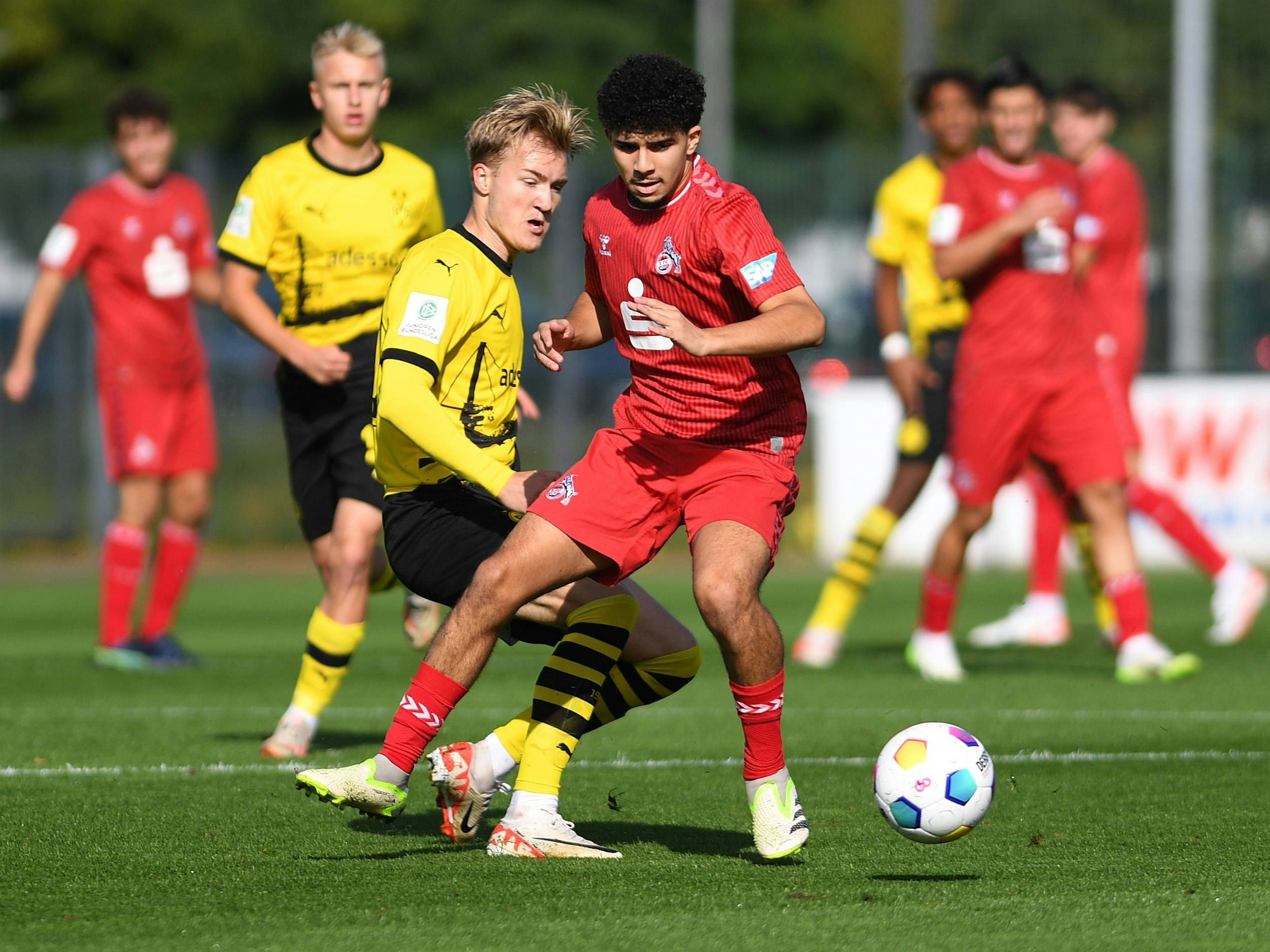 Fayssal Harchaoui (r.) im Kampf um den Ball.