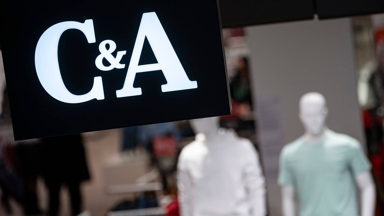 Das Logo des Bekleidungsladen C&A in einem Einkaufscenter in Berlin-Marzahn.