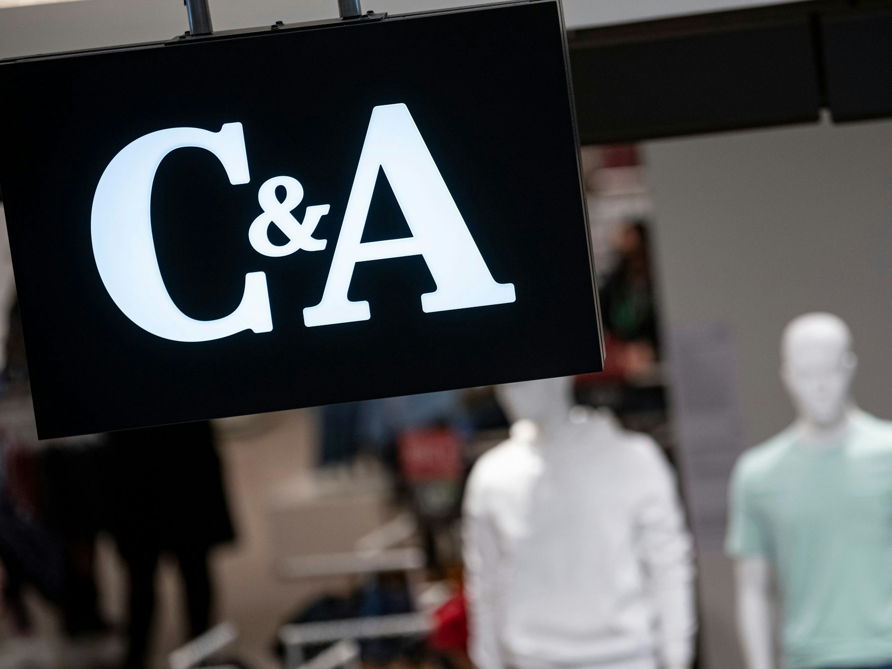 Das Logo des Bekleidungsladen C&A in einem Einkaufscenter in Berlin-Marzahn.