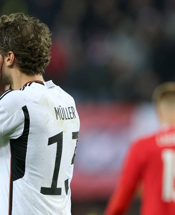 21.11.2023, Österreich, Wien: Fußball: Länderspiele, Österreich - Deutschland, Ernst-Happel-Stadion. Deutschlands Thomas Müller (l) schlägt die Hände vor dem Gesicht zusammen.
