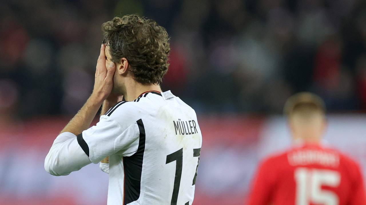 21.11.2023, Österreich, Wien: Fußball: Länderspiele, Österreich - Deutschland, Ernst-Happel-Stadion. Deutschlands Thomas Müller (l) schlägt die Hände vor dem Gesicht zusammen.