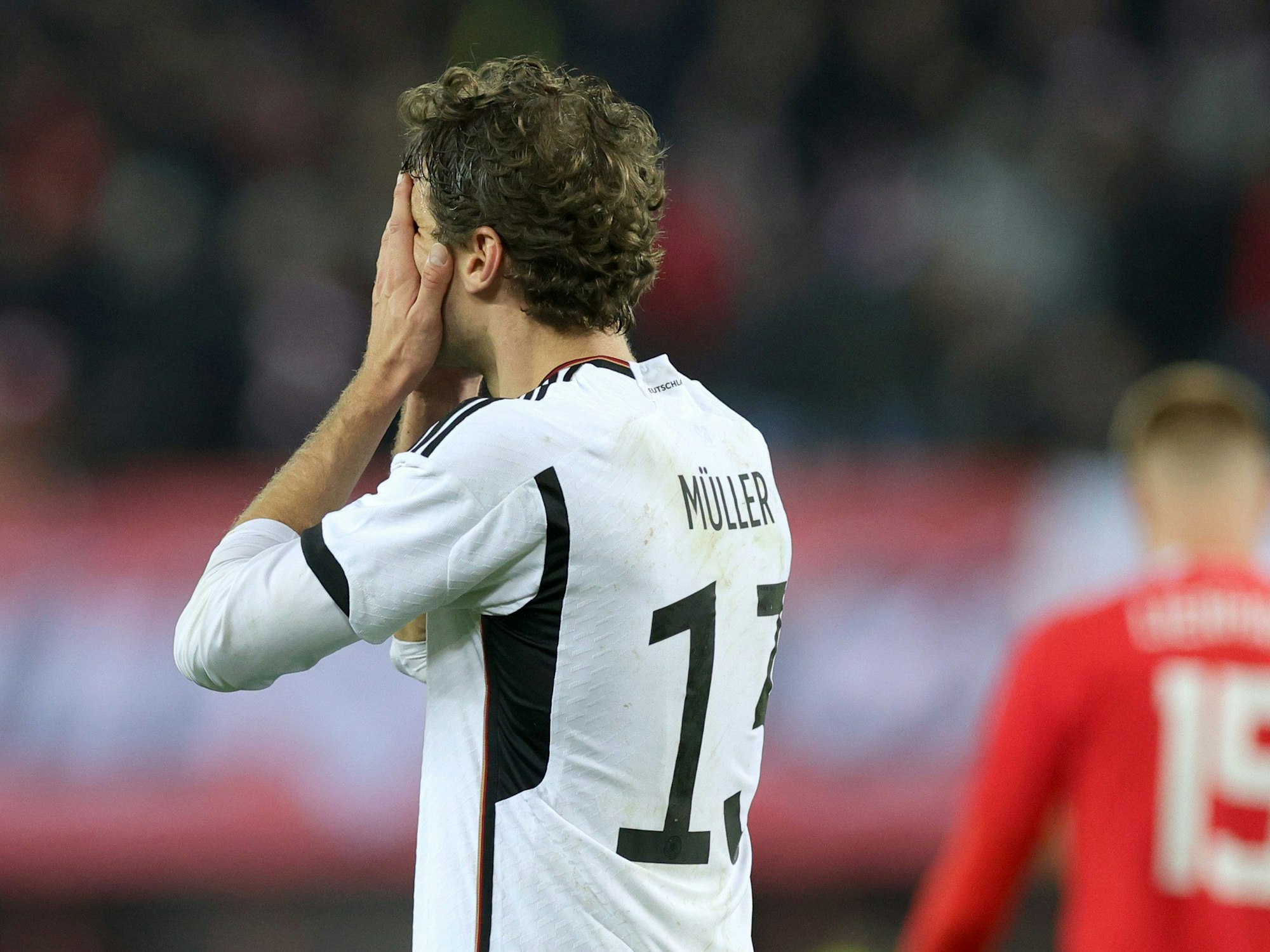 21.11.2023, Österreich, Wien: Fußball: Länderspiele, Österreich - Deutschland, Ernst-Happel-Stadion. Deutschlands Thomas Müller (l) schlägt die Hände vor dem Gesicht zusammen.