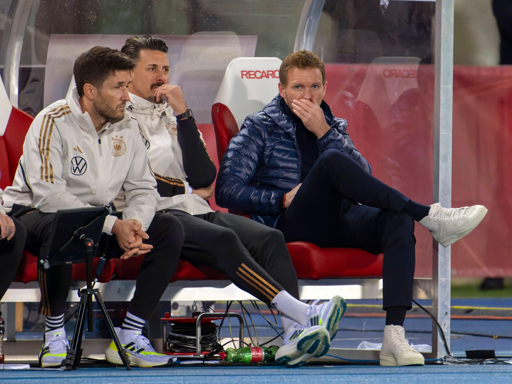 Trainer Julian Nagelsmann nachdenklich auf der Bank.