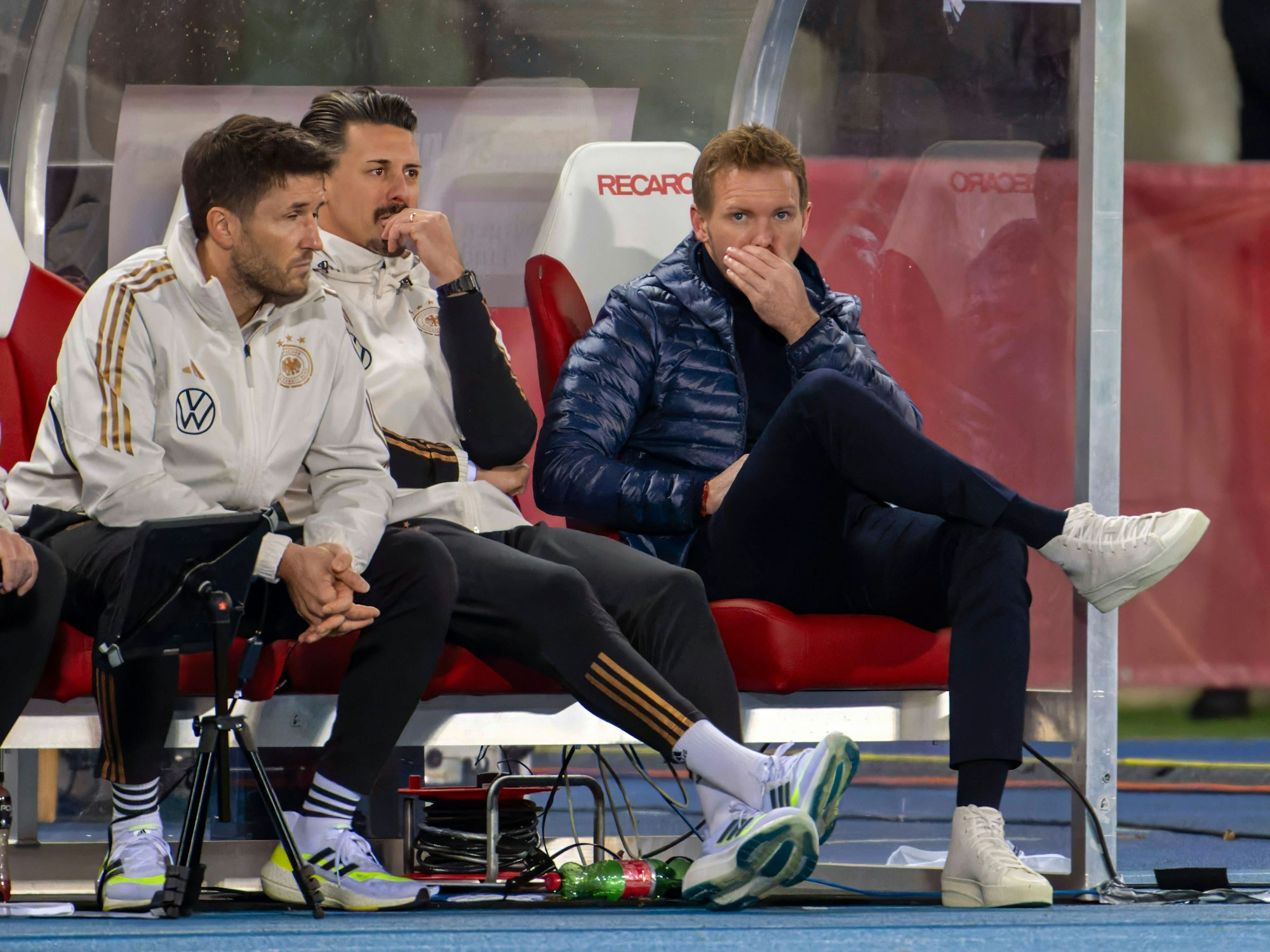 Trainer Julian Nagelsmann nachdenklich auf der Bank.