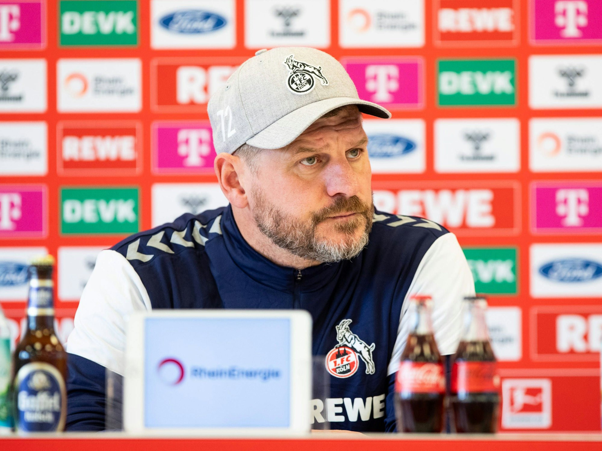 Steffen Baumgart mit ernstem Blick.