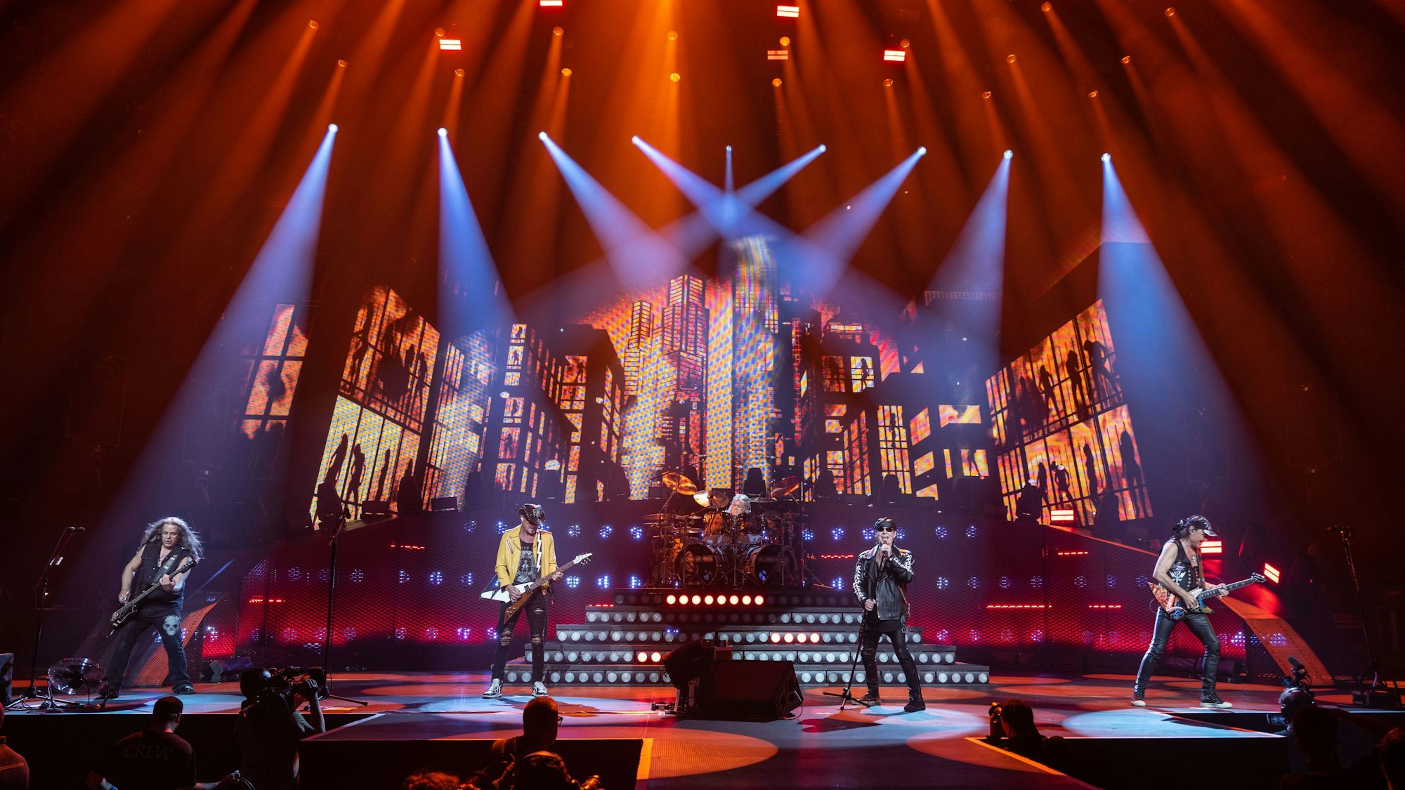 Die Scorpions bei einem Konzert in der Westfalenhallen in Dortmund. Die deutsche Rockband kommt im September 2024 auch nach Köln.