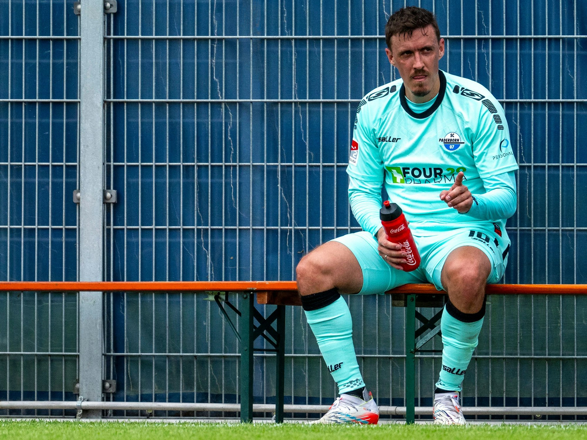 Max Kruse sitzt auf einer Bank.