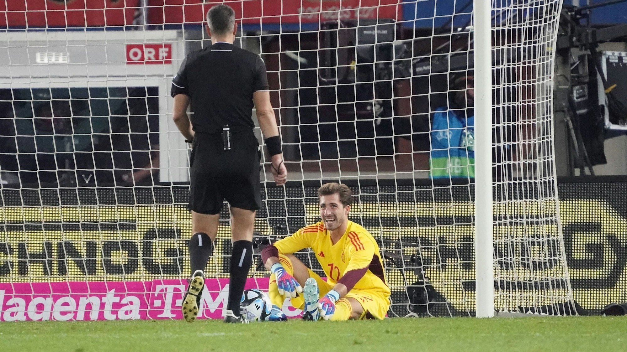 Kevin Trapp sitzt auf dem Platz.