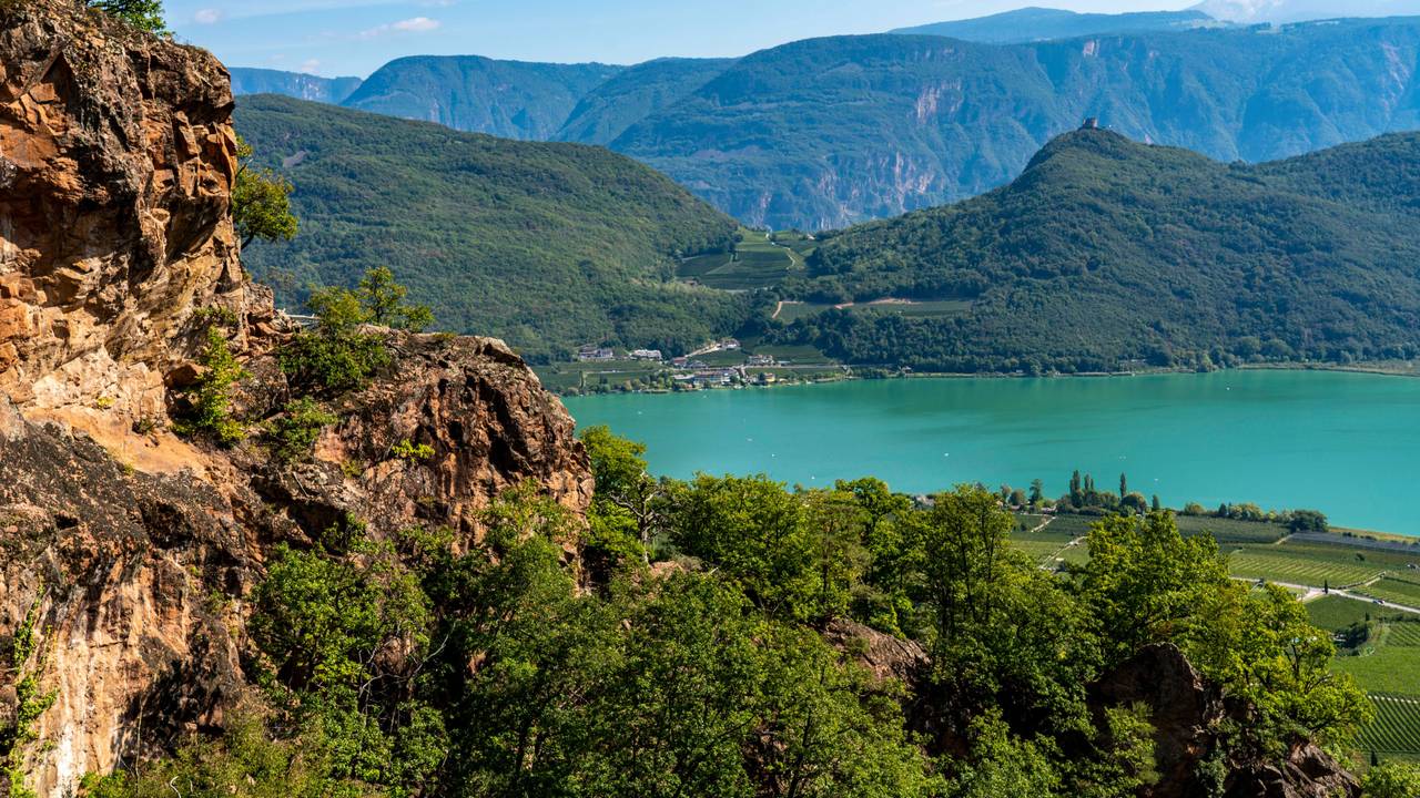 Der Kalterer See im Etschtal in Südtirol ist einer der wärmsten Seen in den Alpen.