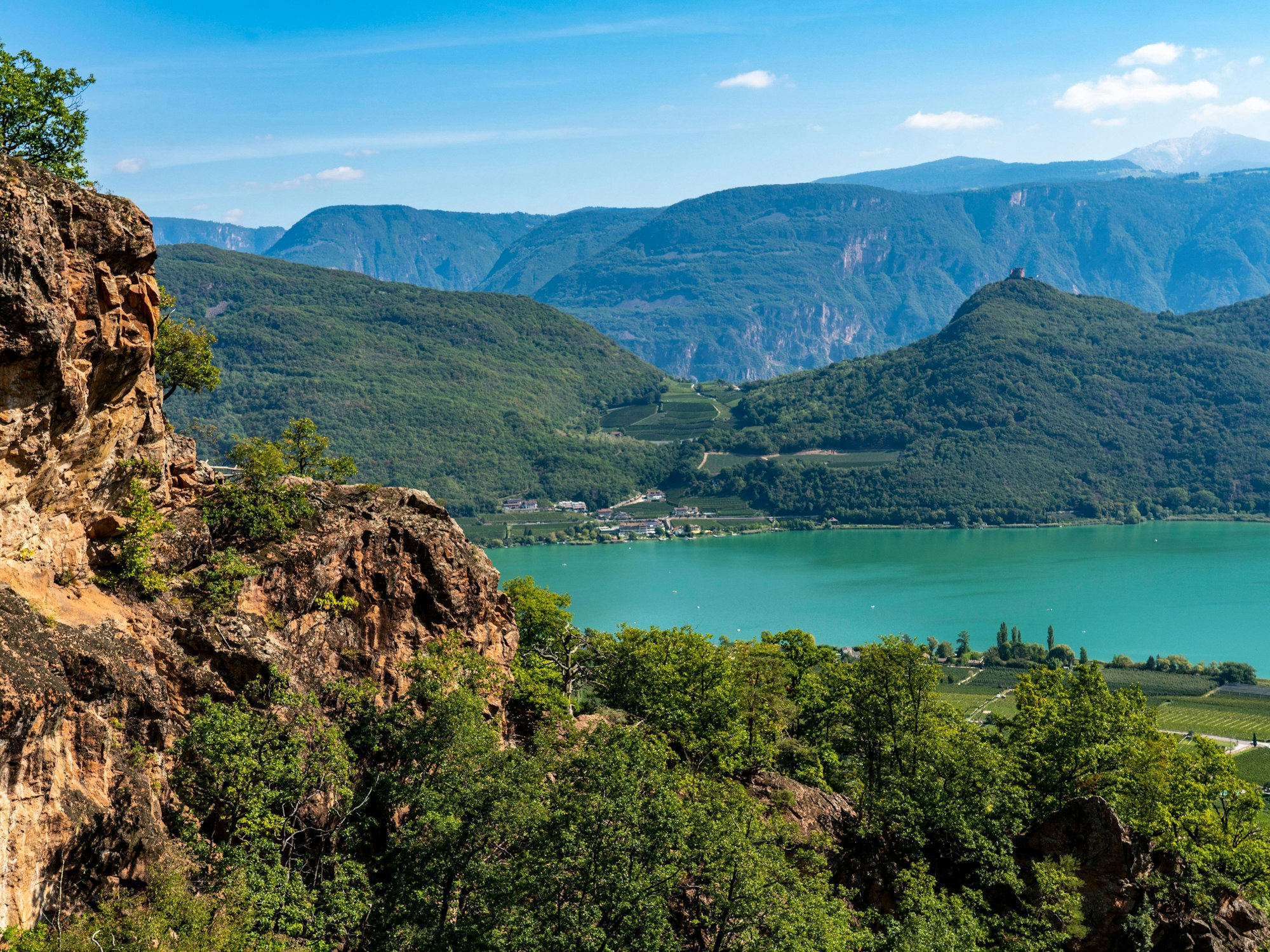 Der Kalterer See im Etschtal in Südtirol ist einer der wärmsten Seen in den Alpen.