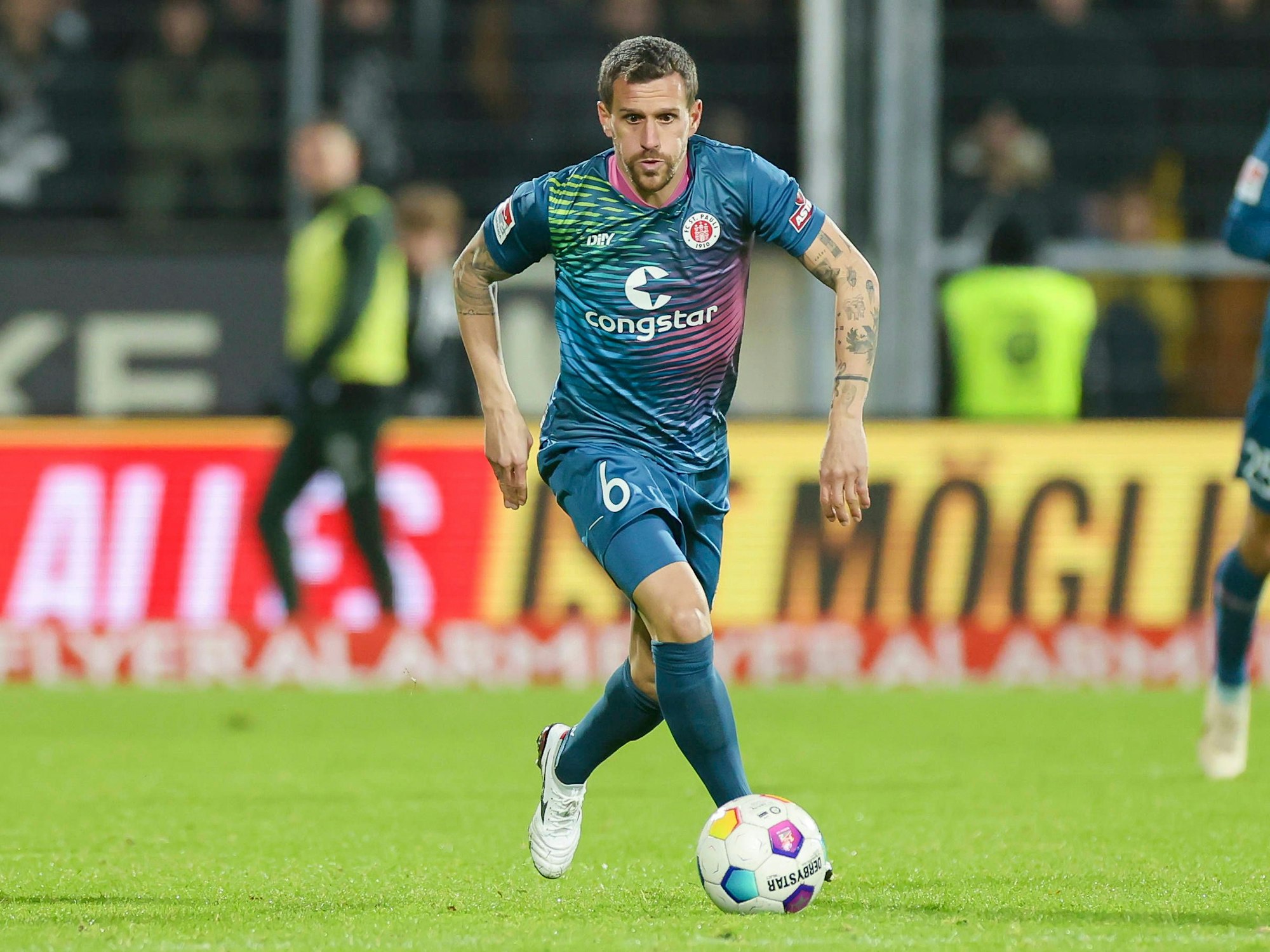 St. Paulis Stürmer Simon Zoller führt den Ball im Spiel bei der SV Elversberg.