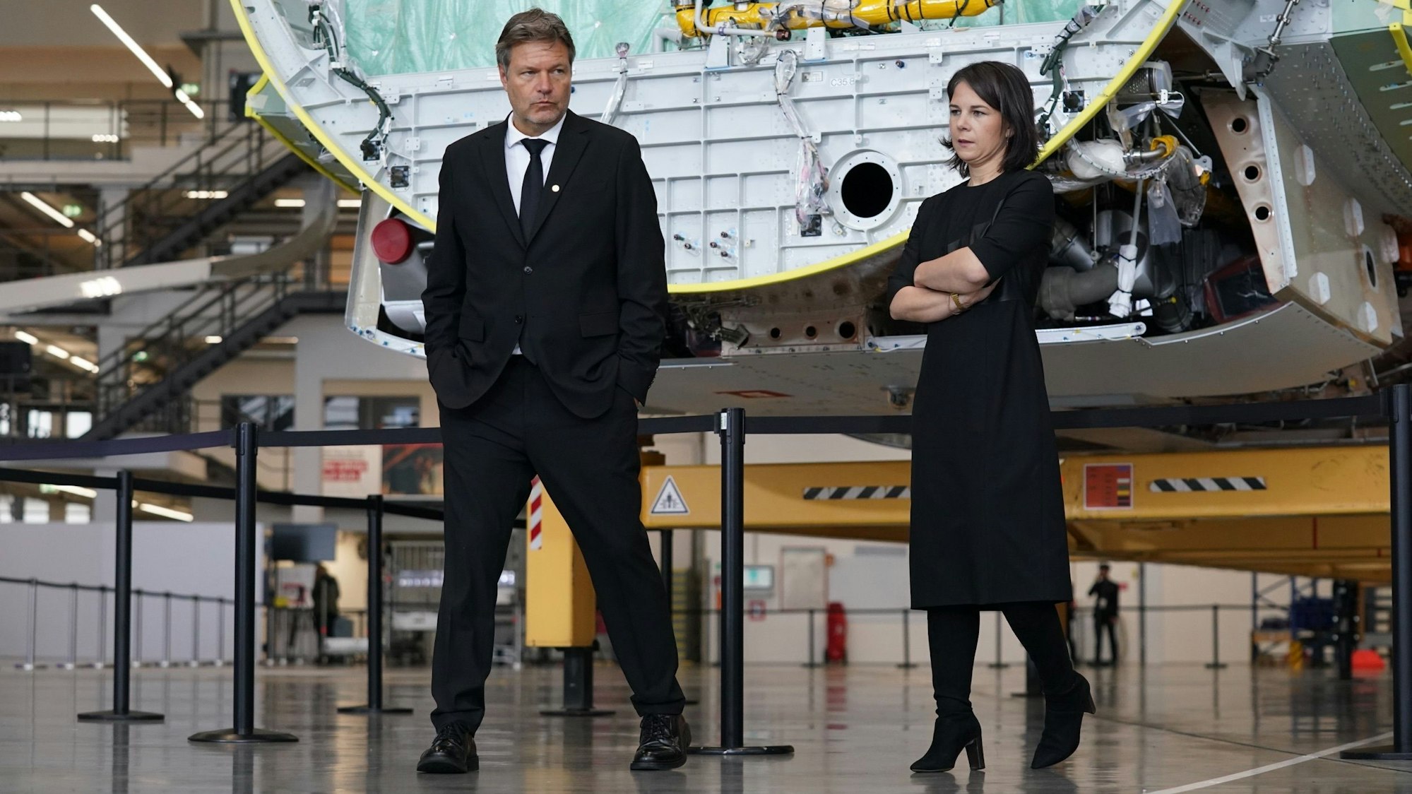 Annalena Baerbock und Robert Habeck stehen in einer Produktionshalle.