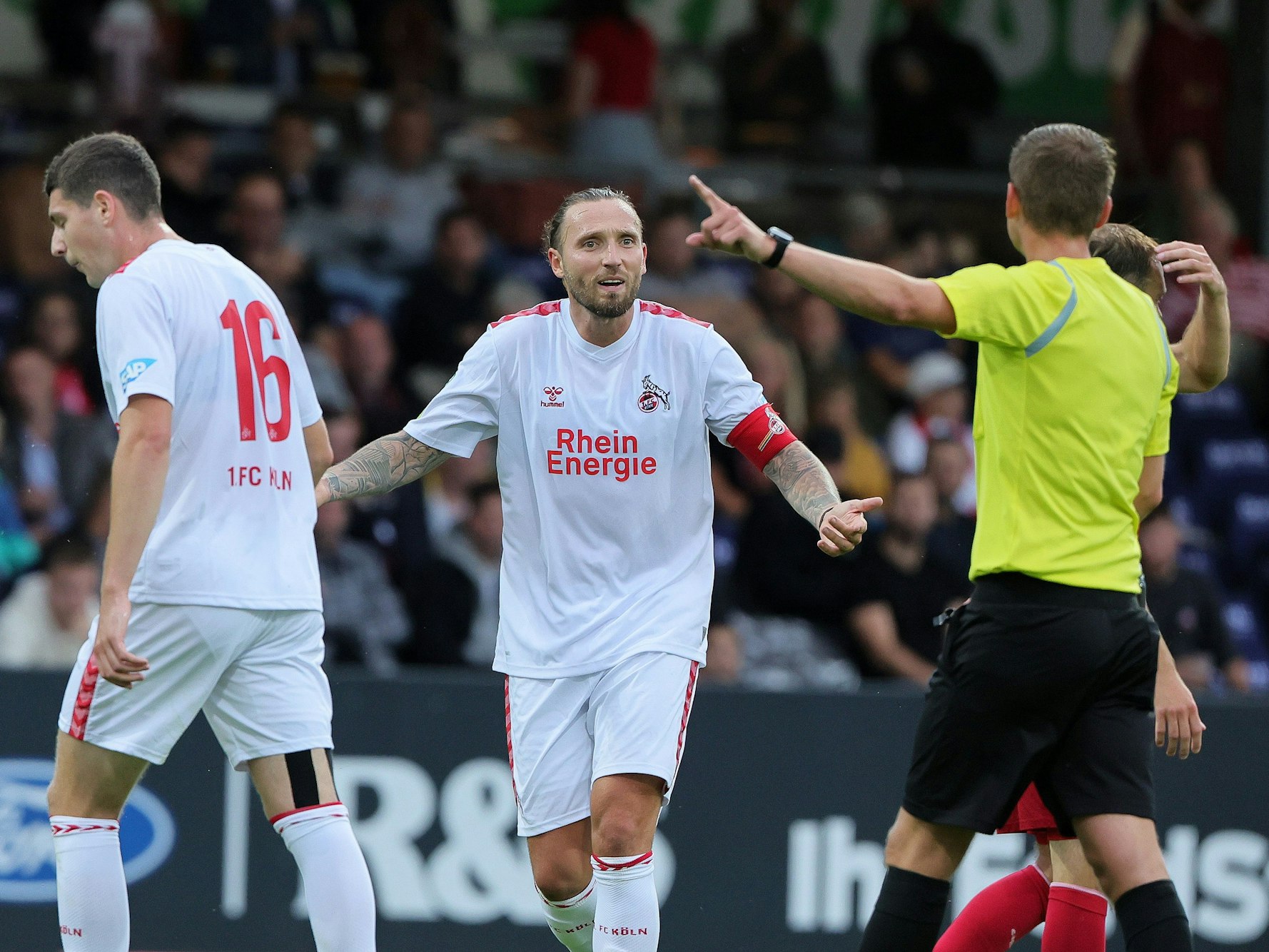 Marco Höger beschwert sich beim Schiedsrichter.