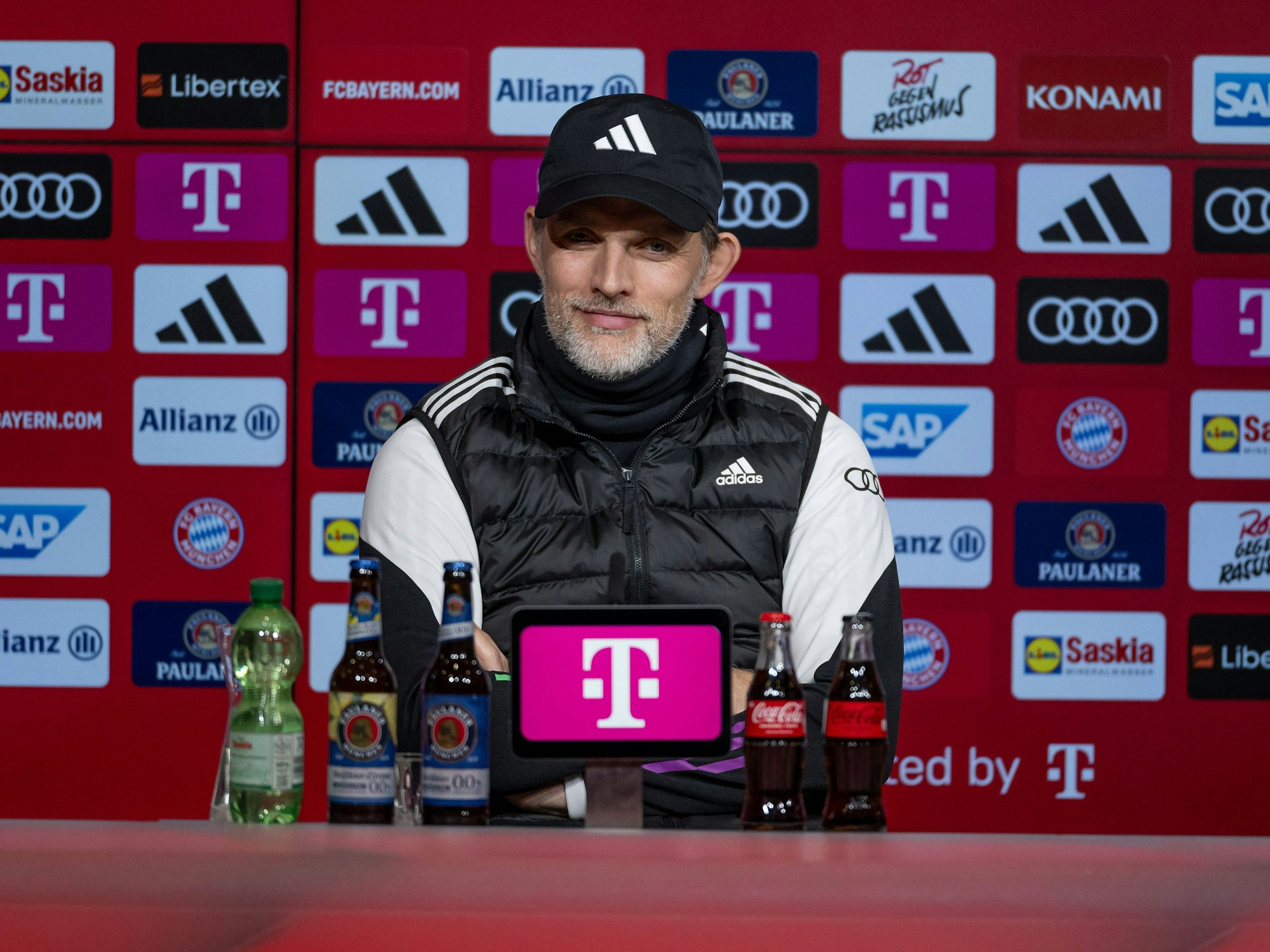 Thomas Tuchel lächelt auf einer Pressekonferenz am 11. November 2023.
