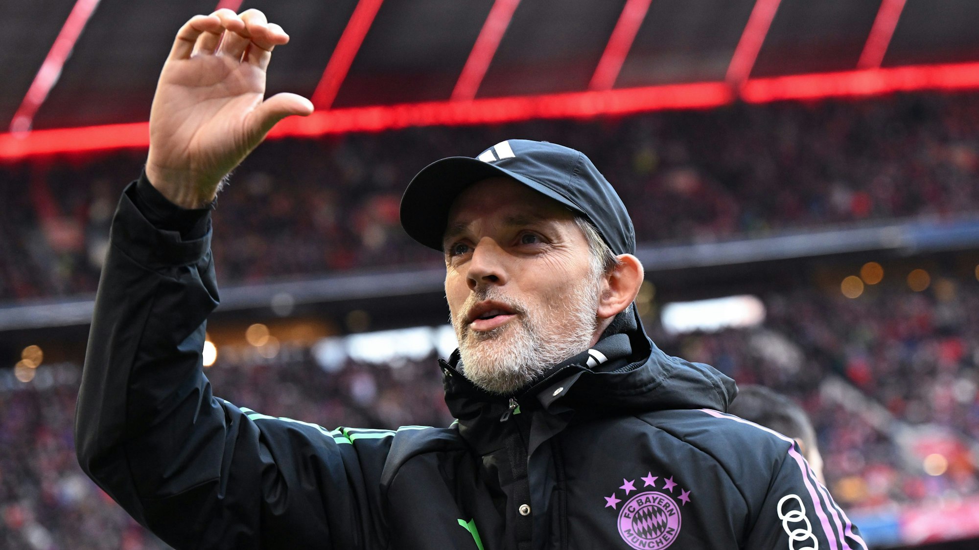 Trainer Thomas Tuchel vom FC Bayern München kommt vor dem Spiel in das Stadion.