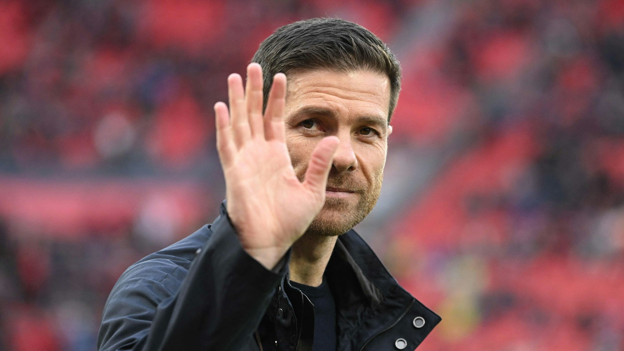 Xabi Alonso winkt den Fans in der BayArena zu.